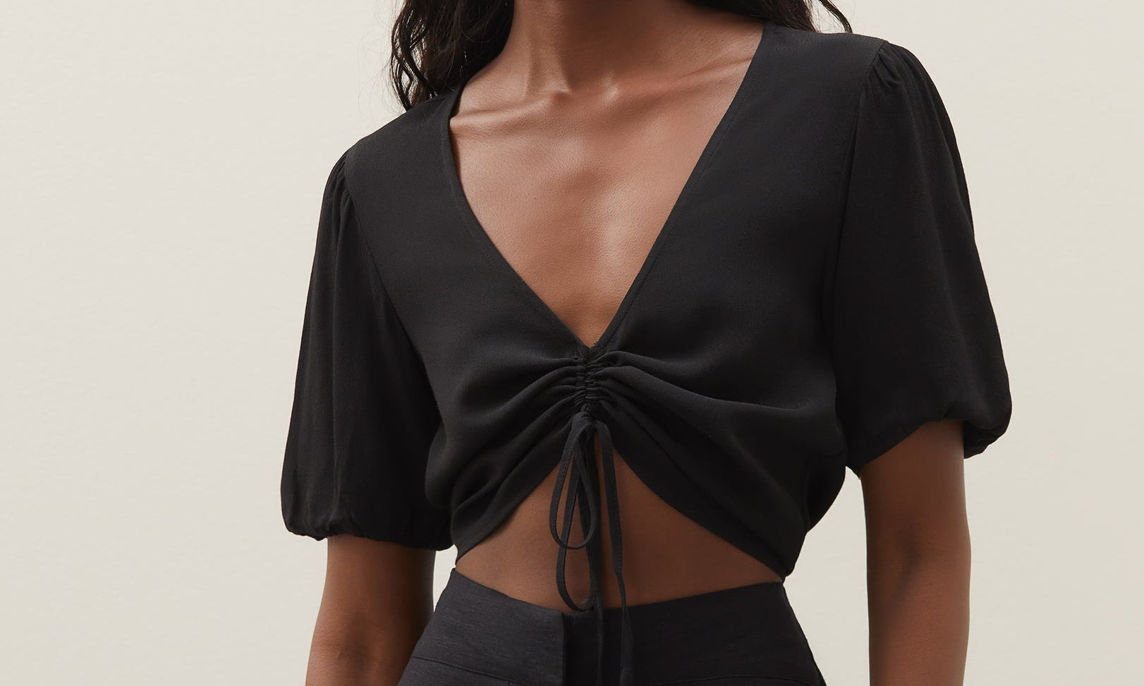 Como usar cropped: dicas para utilizar a peça com estilo