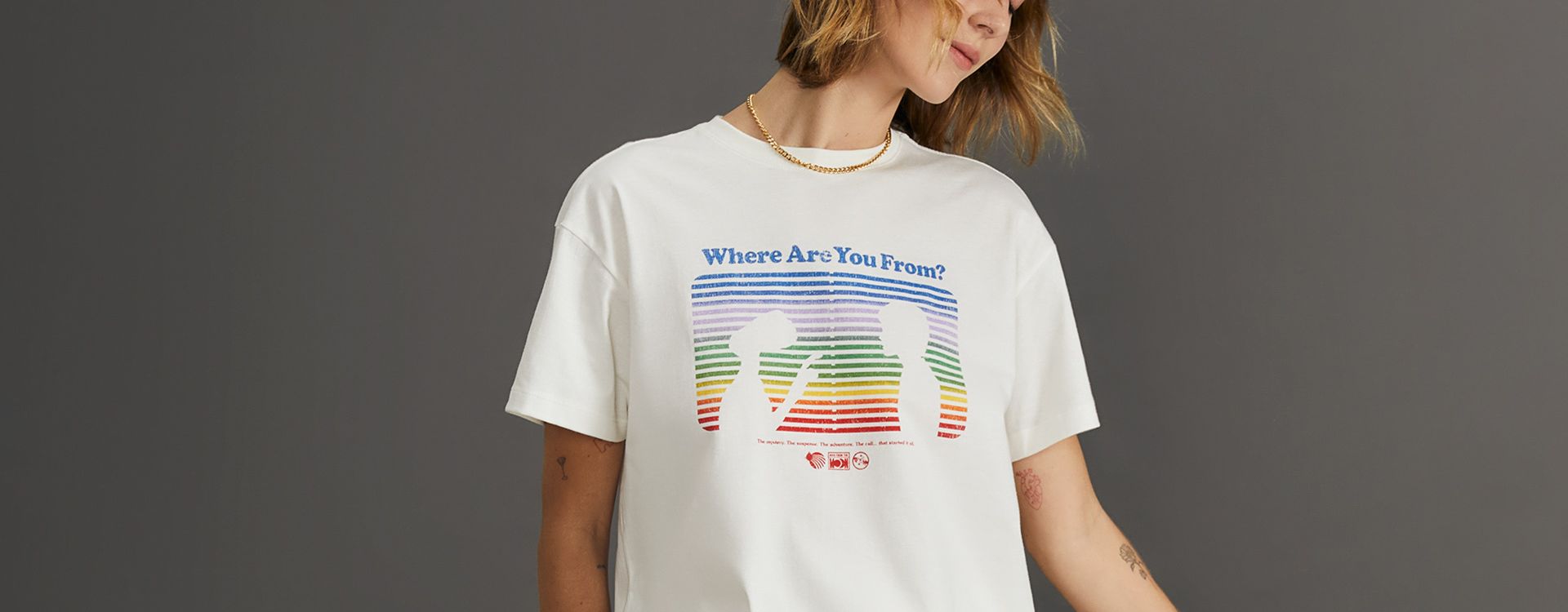 Modelo veste look com camiseta estampada