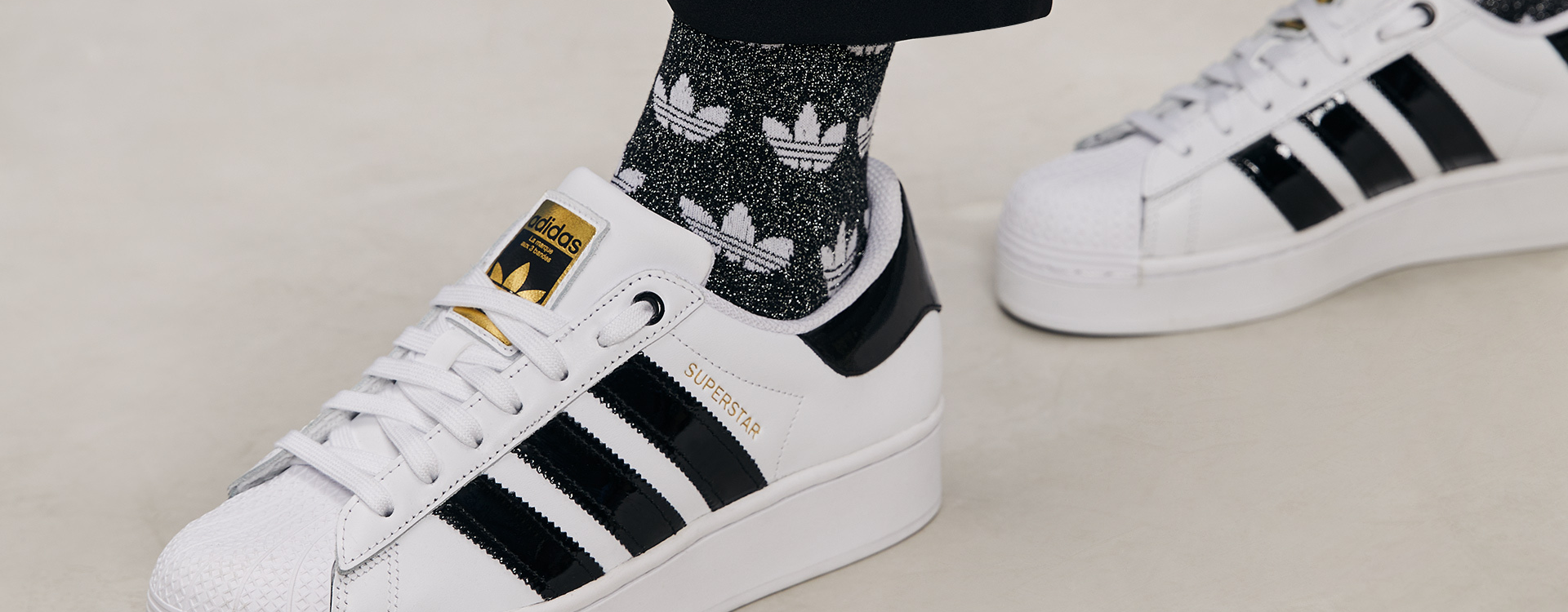 tênis adidas superstar clássico em primeiro plano