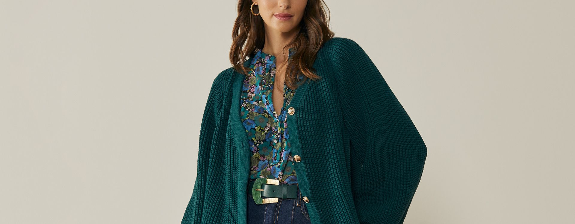 modelo usando cardigan verde