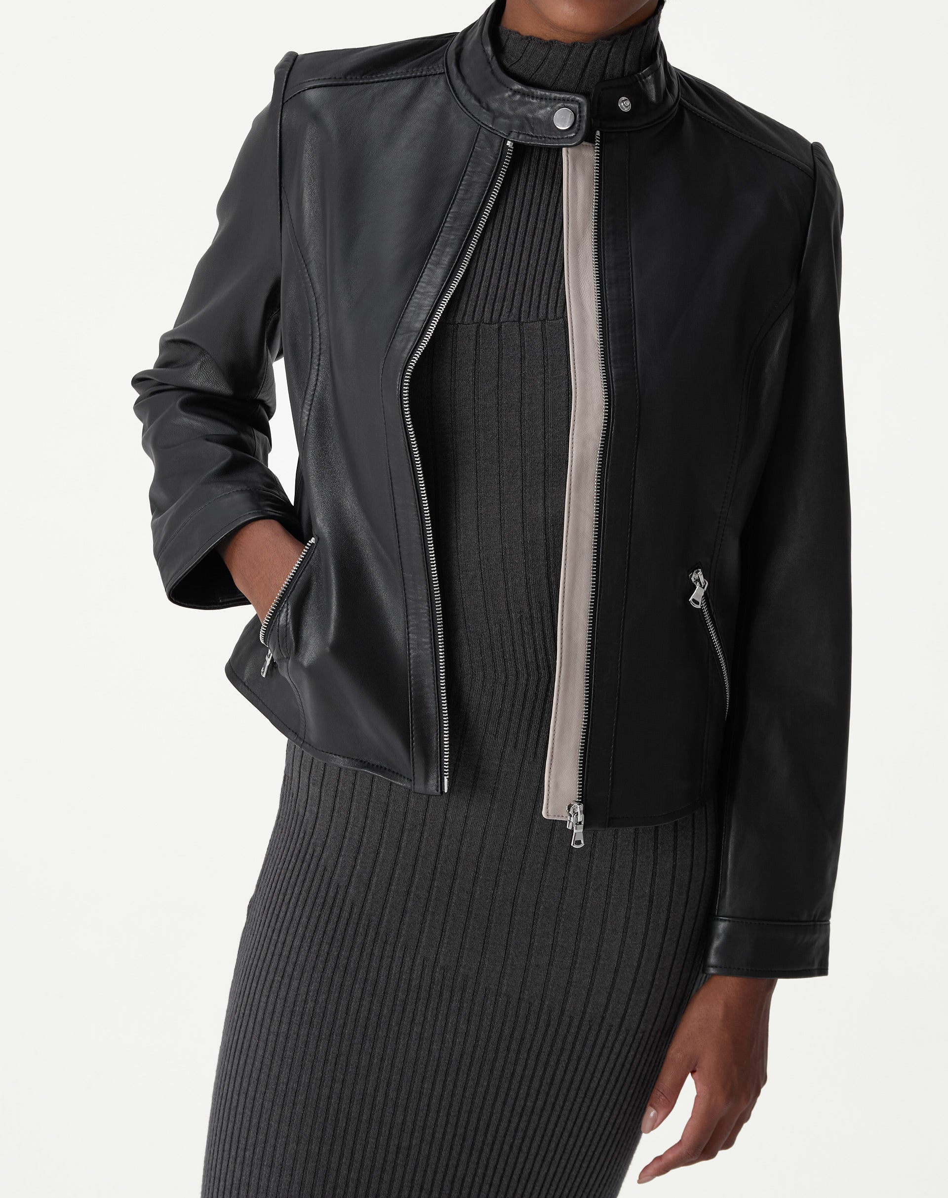20005996_0002_jaqueta-couro-pelica-essential-preto_1_2d65bea7-875b-4e4b-b13c-d65c9875ce50.jpg