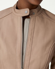 Fechamento do colarinho mandarim com botão de pressão e zíper central da jaqueta de couro pelica rosa claro.