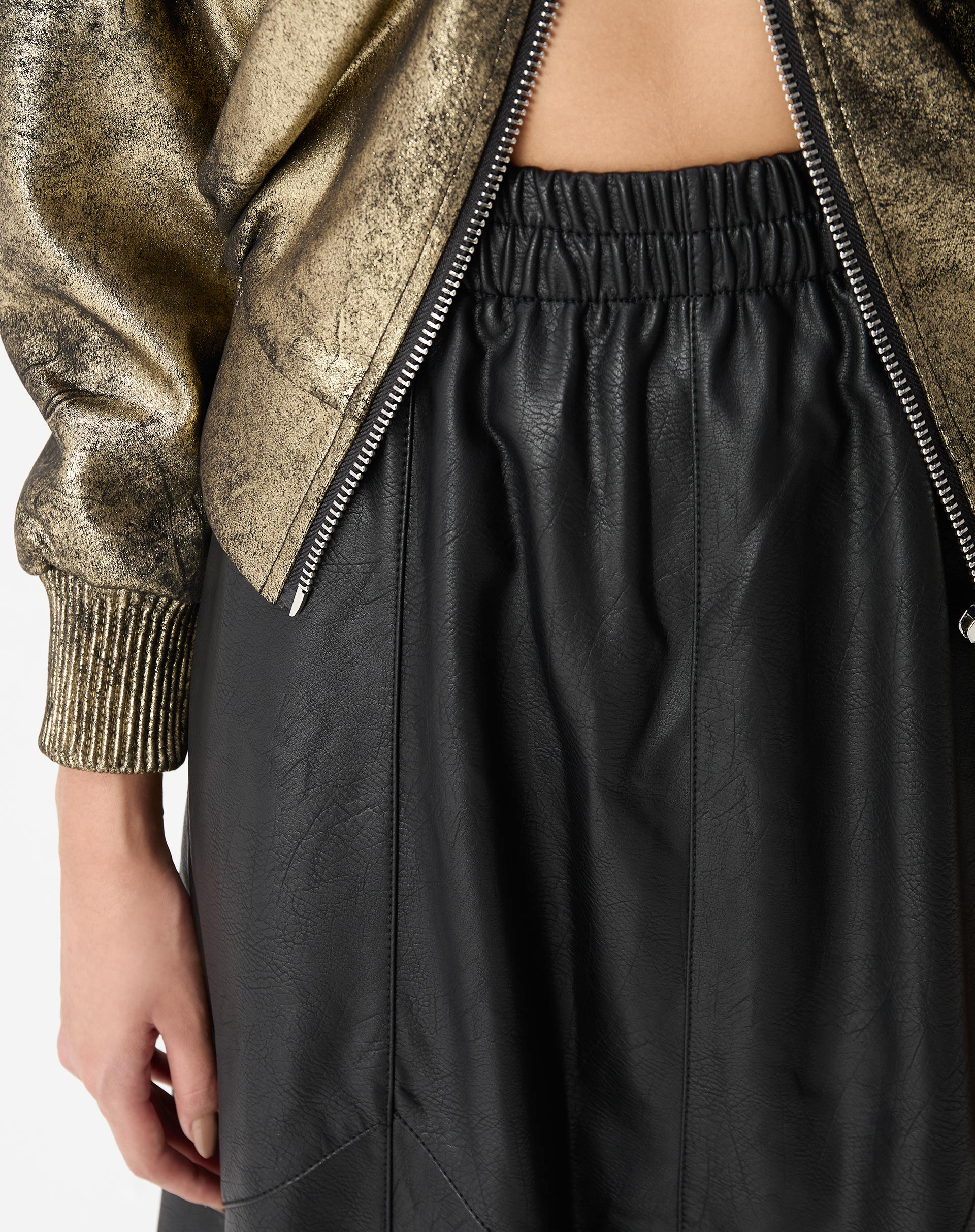 Detalhe do cós: fechamento com elástico franzido e textura de couro vegano em acabamento acetinado