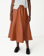 Saia midi Statement em caramelo com recortes assimétricos, vista frontal.