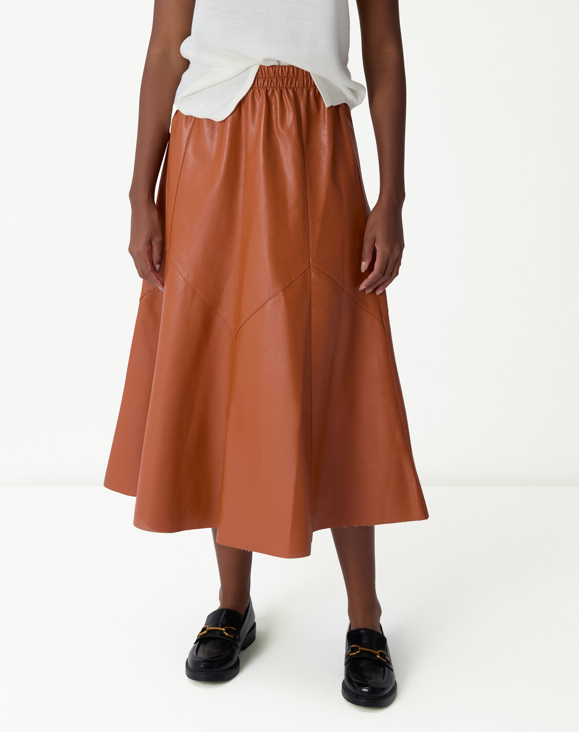 Saia midi Statement em caramelo com recortes assimétricos, vista frontal.