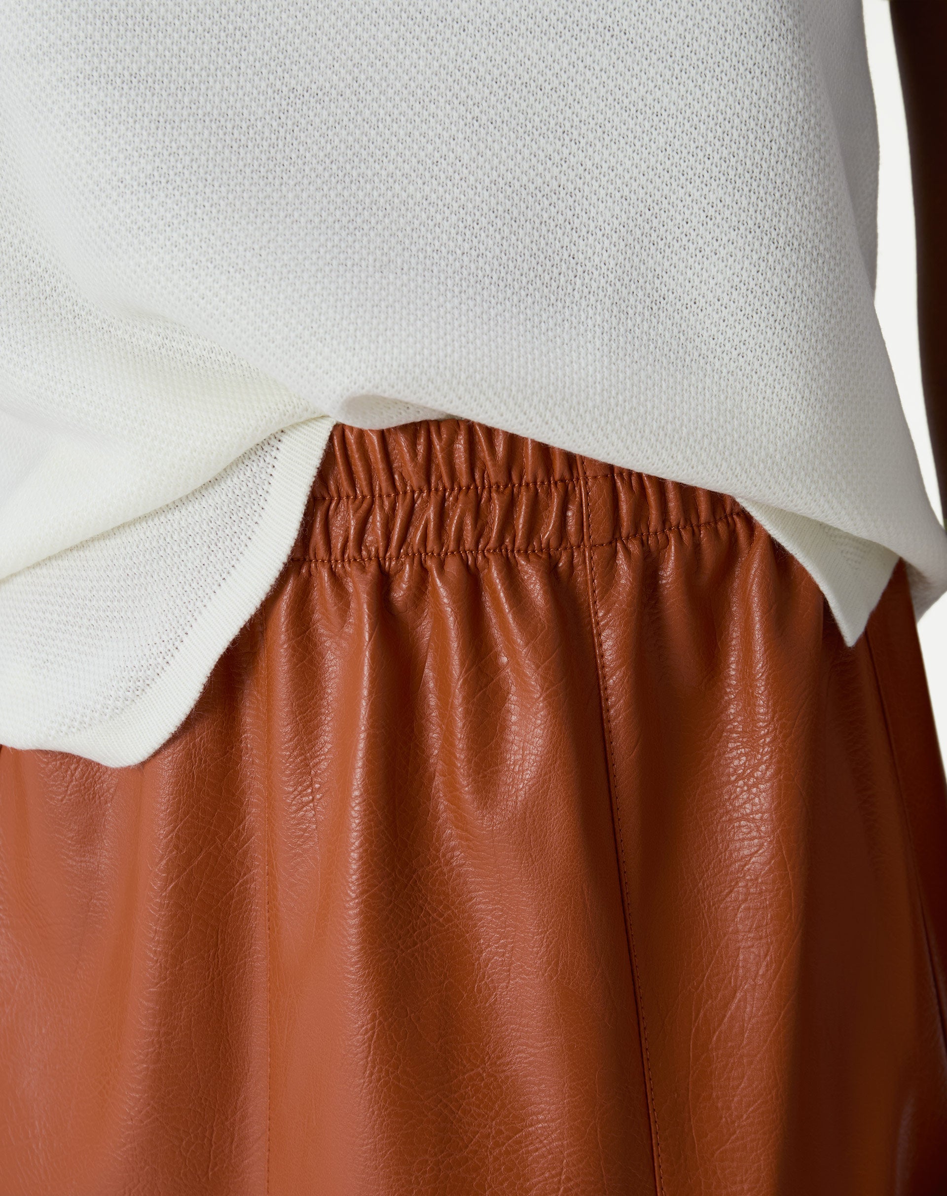 Detalhe do cós elástico da saia midi Statement em caramelo.