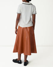 Vista traseira da saia midi Statement em caramelo com recortes assimétricos.