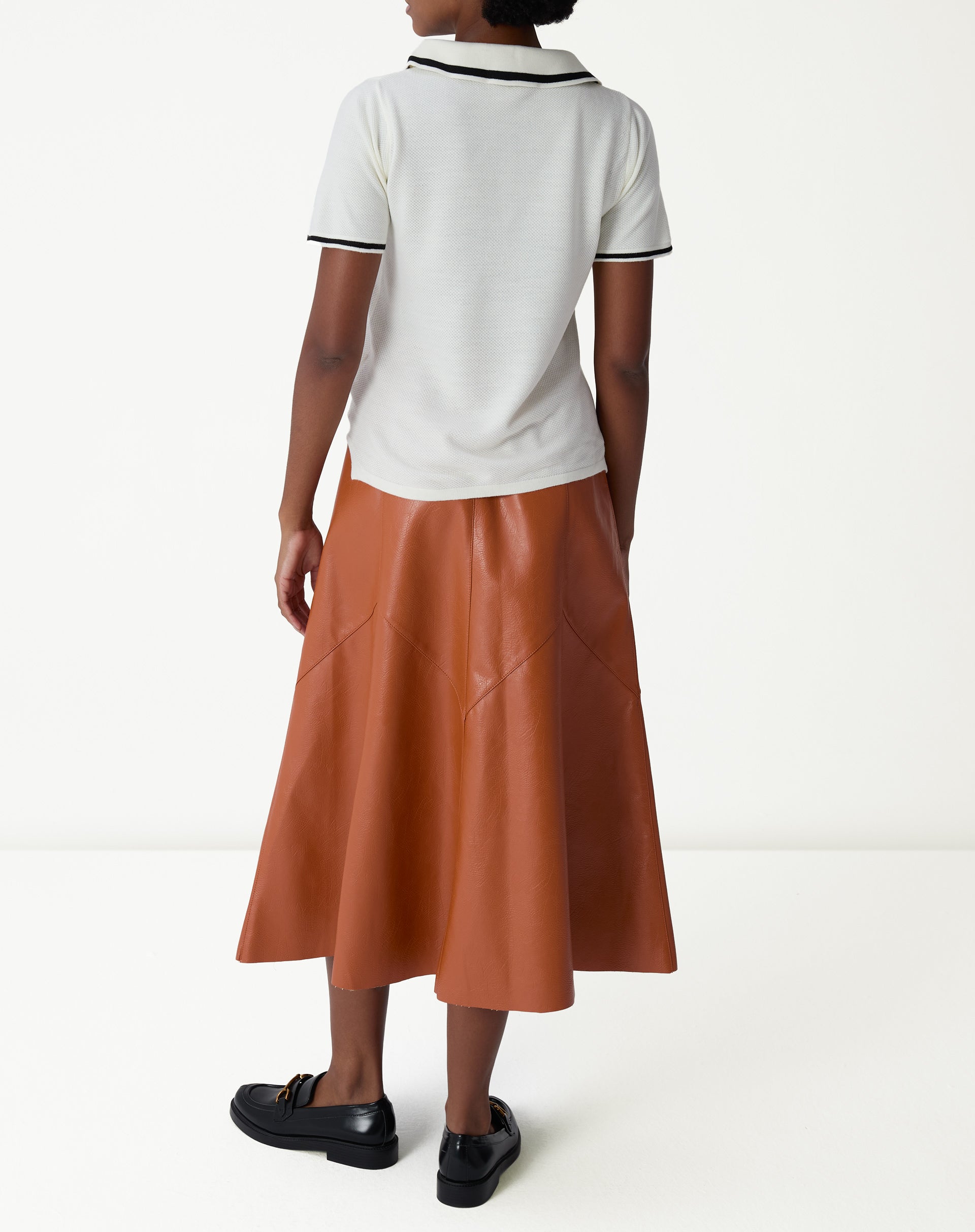 Vista traseira da saia midi Statement em caramelo com recortes assimétricos.