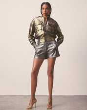 SHORTS COM PREGAS METALIZADO - PRATA