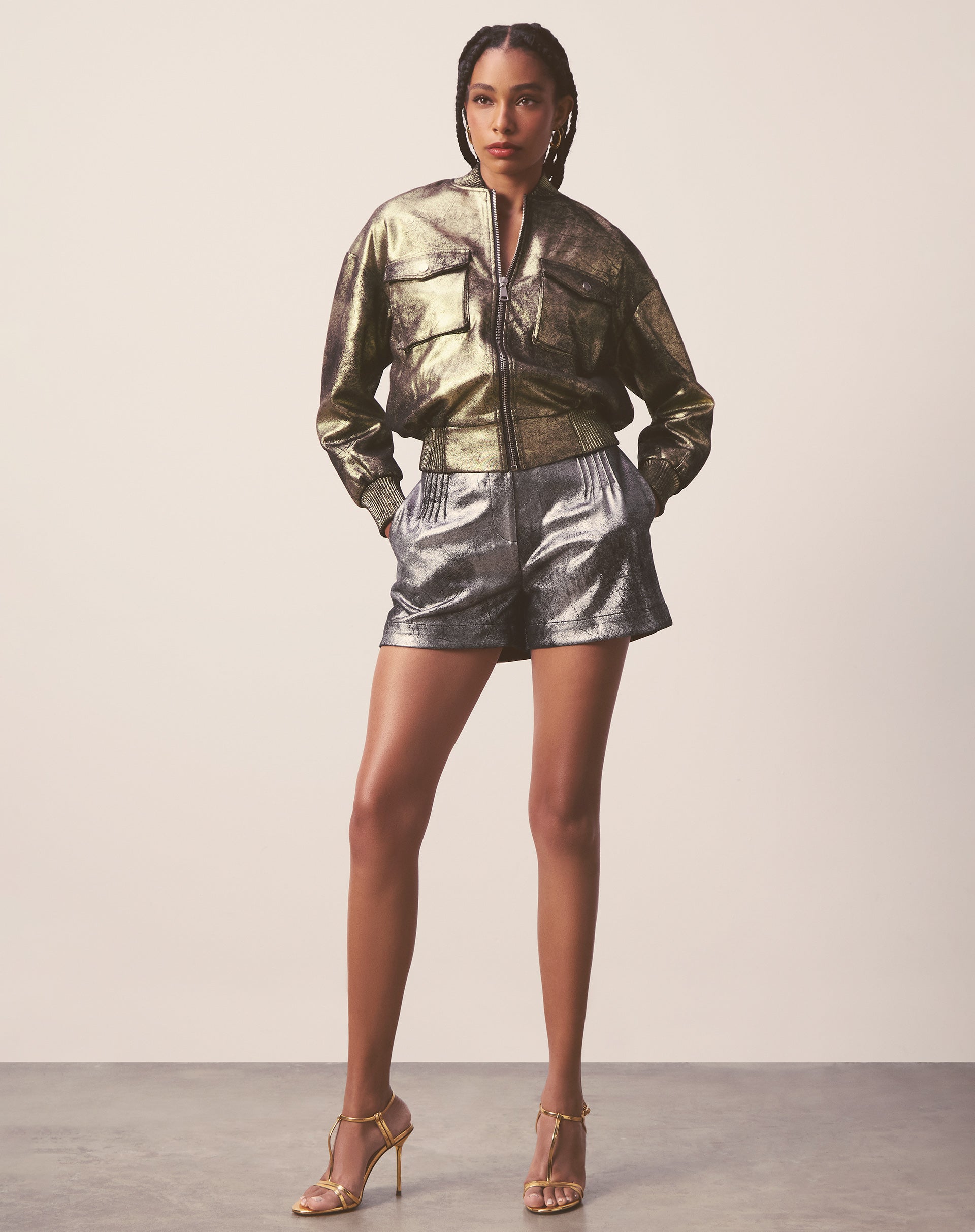 SHORTS COM PREGAS METALIZADO - PRATA