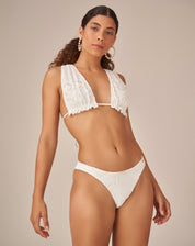 Imagem de um top halter off-white com design elegante, sem aro e sem bojo, visto de costas.