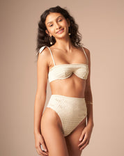 Top de biquíni estilo balconet com aro contínuo e sem bojo, visto de frente.