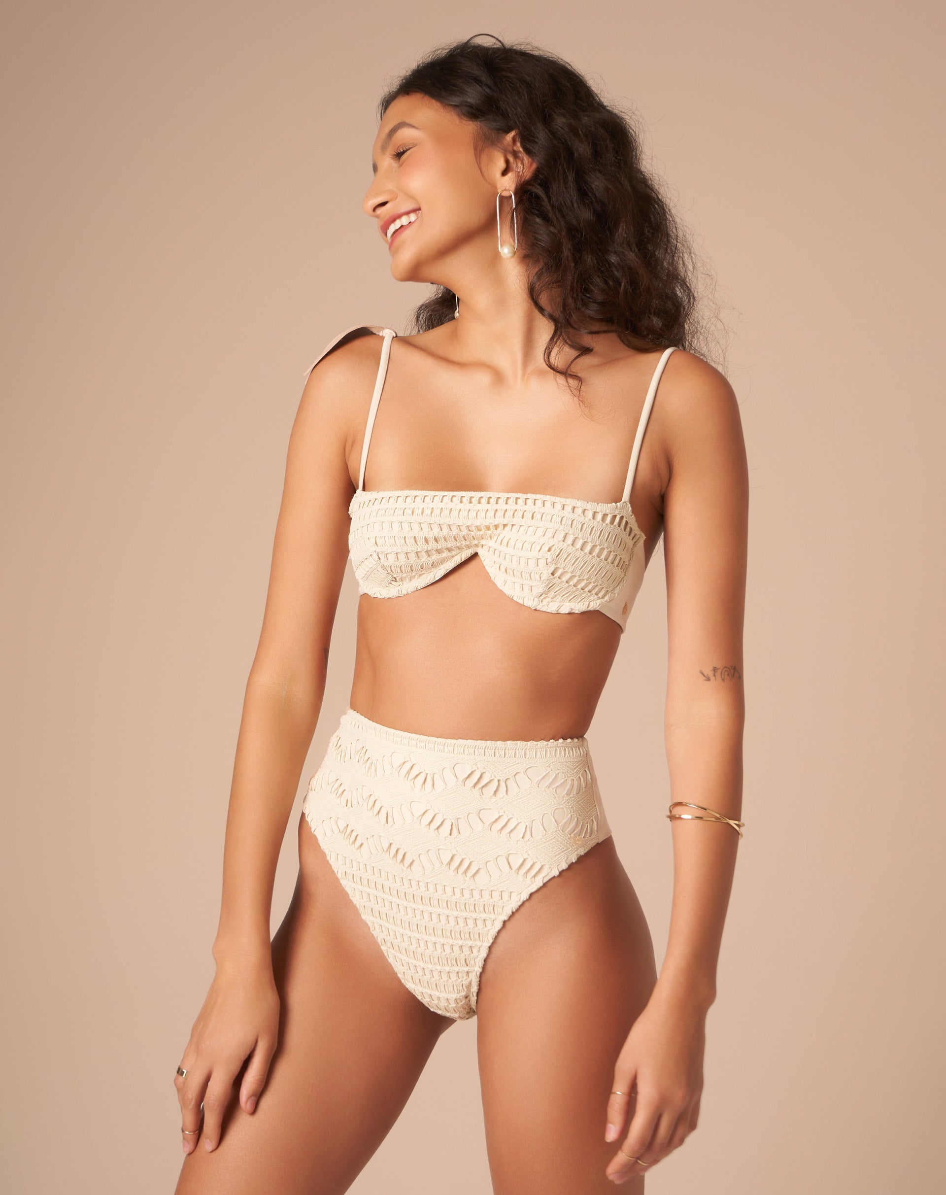 Top de biquíni estilo balconet com aro contínuo e sem bojo, visto de frente.