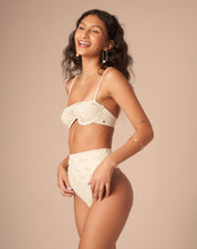 Top de biquíni estilo balconet com aro contínuo e sem bojo, visto de lado.