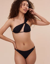 Vista frontal do bottom de biquíni preto com design clássico.