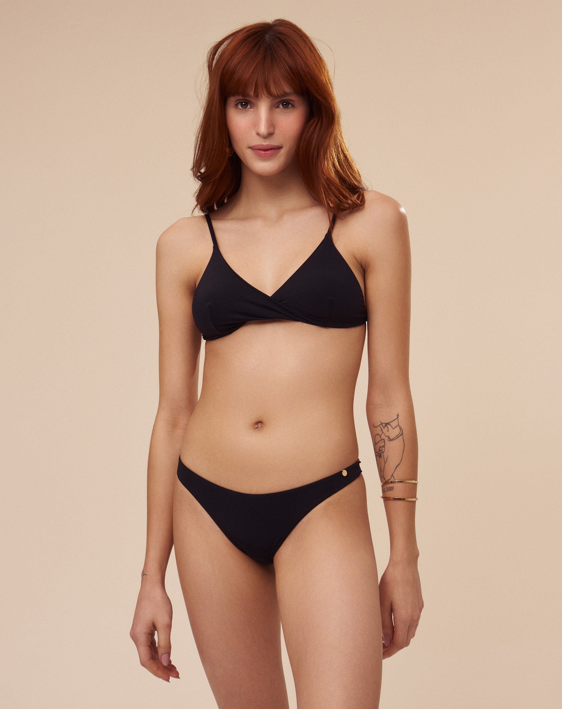Vista frontal completa de um conjunto de biquíni preto com design clássico.