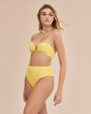 Calcinha de biquíni amarela com lycra confortável na parte traseira, vista traseira.