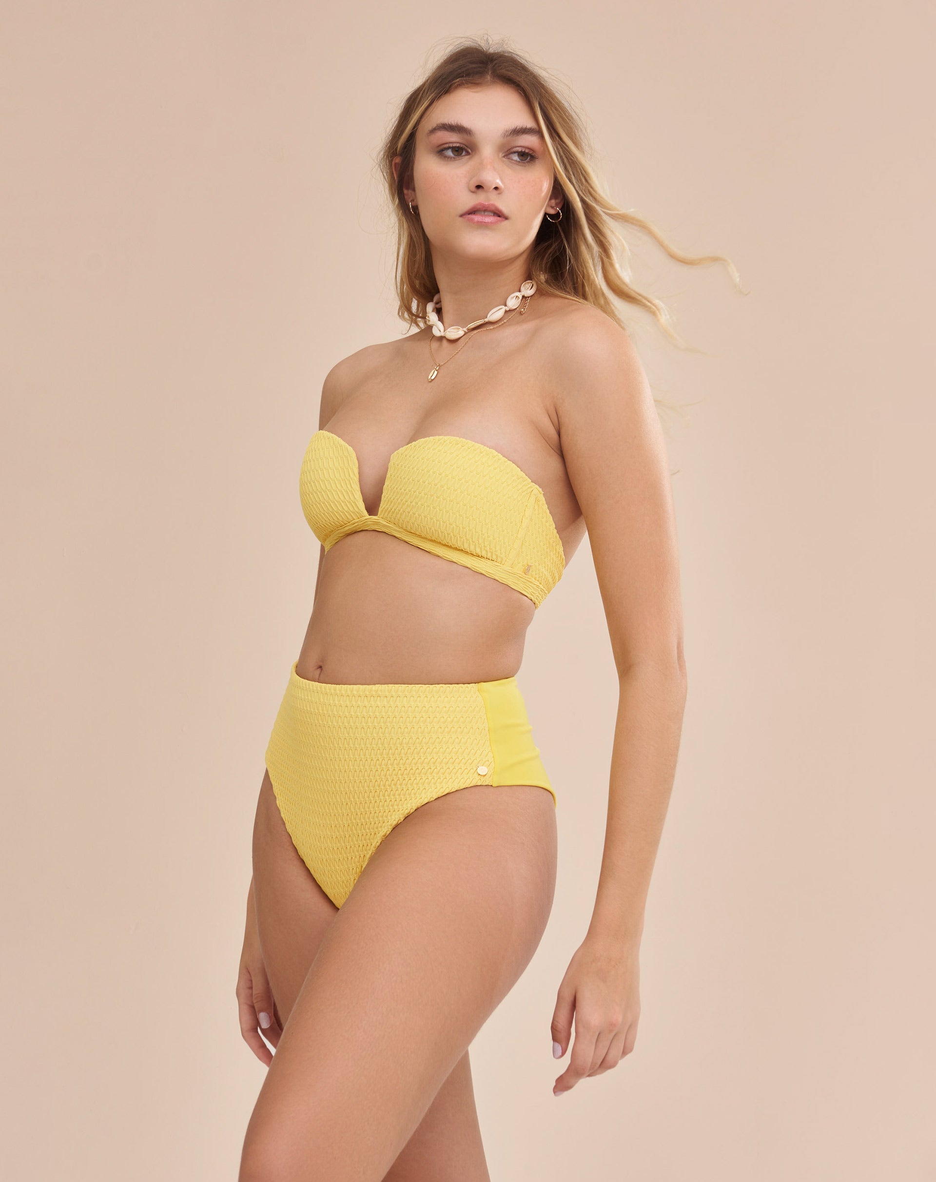 Calcinha de biquíni amarela com lycra confortável na parte traseira, vista traseira.