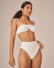 Imagem de uma modelo vestindo uma hot pant off white em tecido de macramê, vista frontal com pose.