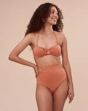 Top strapless papaya com alças removíveis e detalhe metálico, vista traseira.