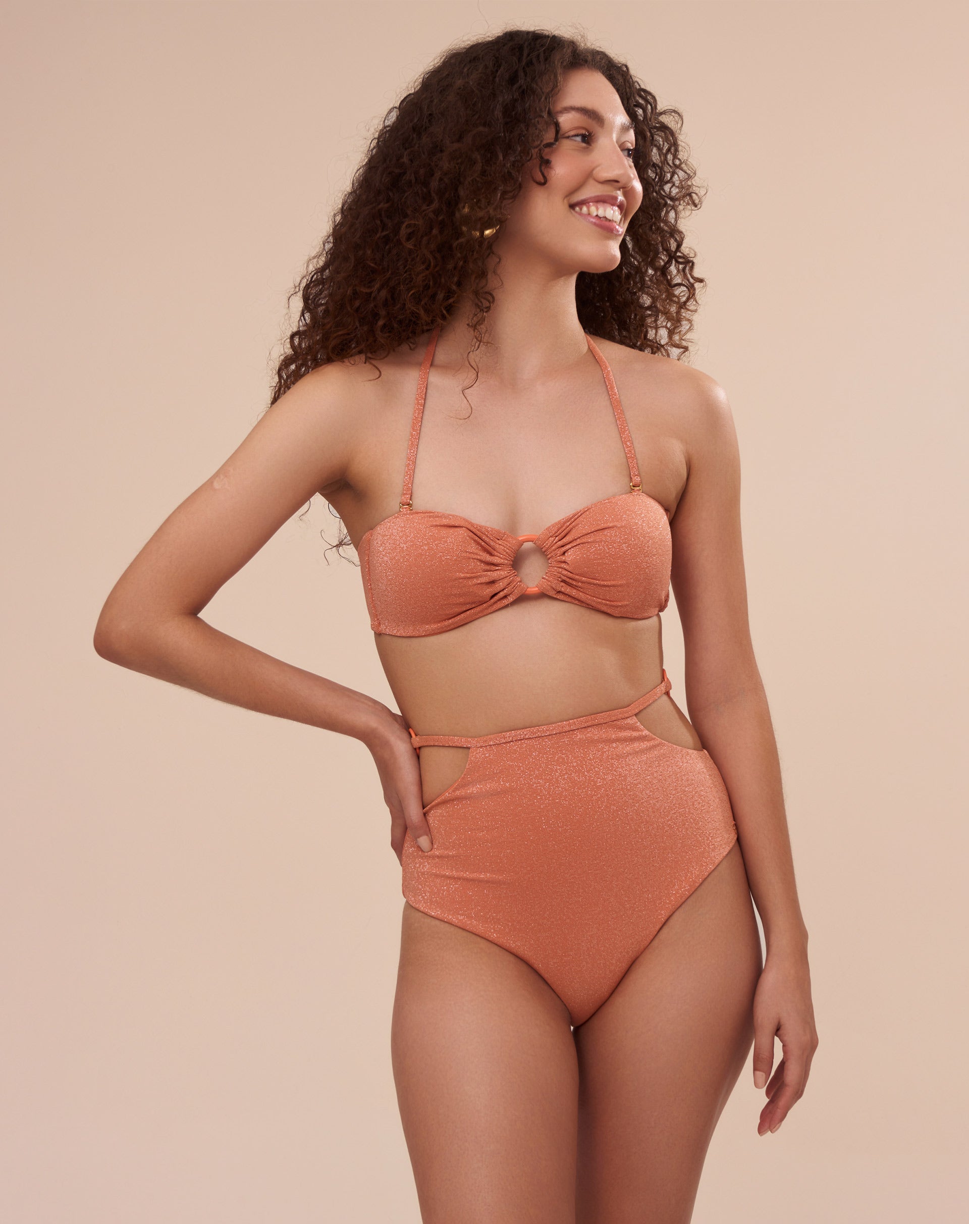 Top strapless papaya com alças removíveis e detalhe metálico, vista traseira.