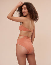 Top strapless papaya com fecho metálico e estrutura reforçada, vista posterior.