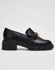 Mocassim Chunky preto com corrente de metal, vista lateral mostrando sola tratorada.