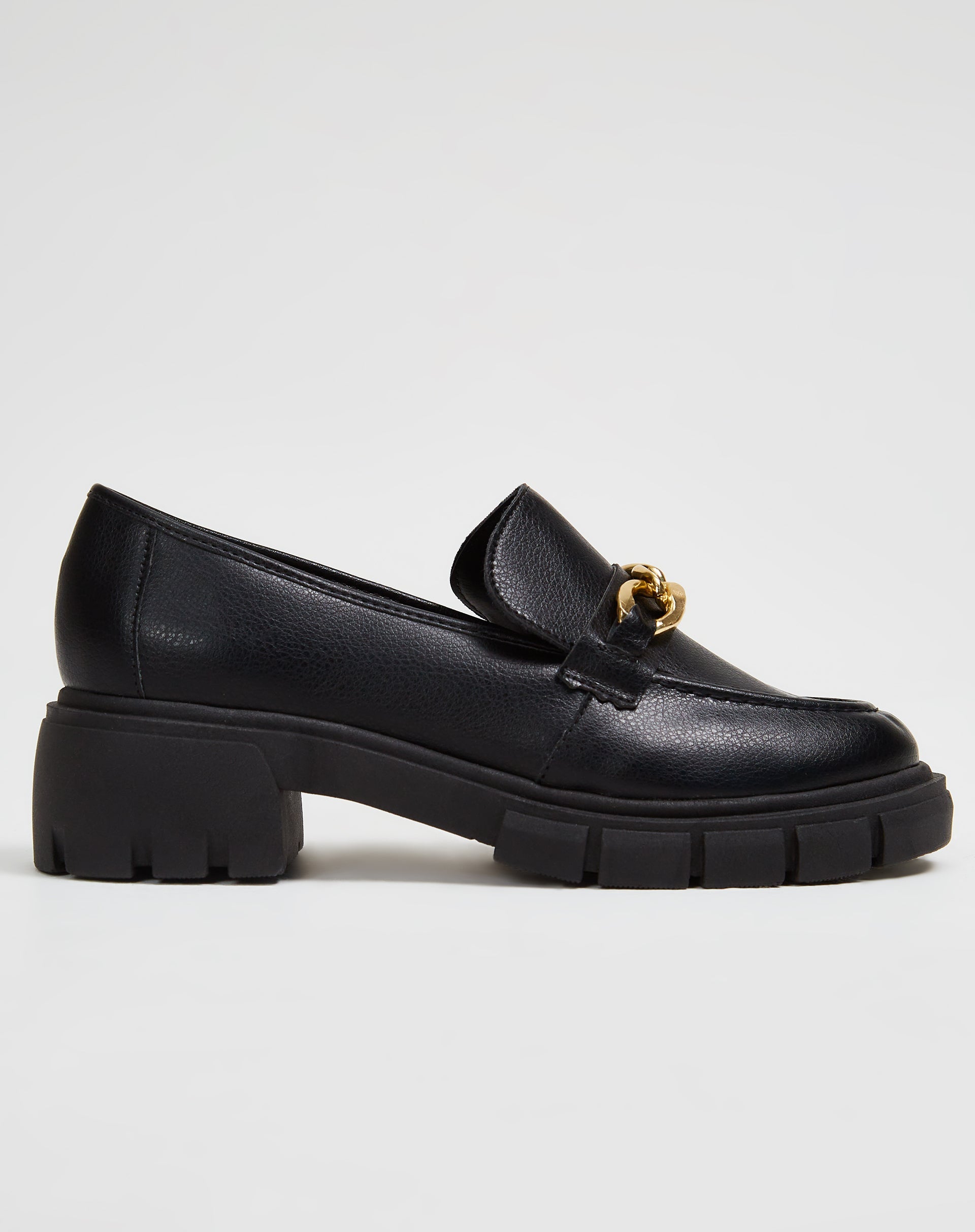 Mocassim Chunky preto com corrente de metal, vista lateral mostrando sola tratorada.