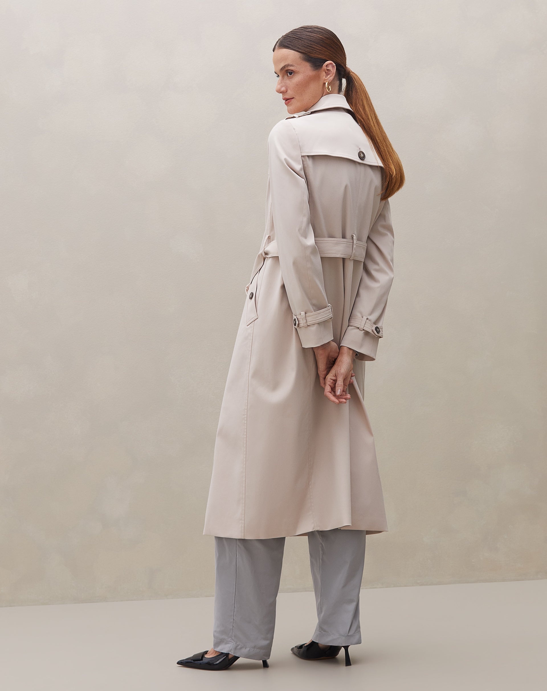 Imagem do trench coat bege em fundo branco mostrando o design completo.