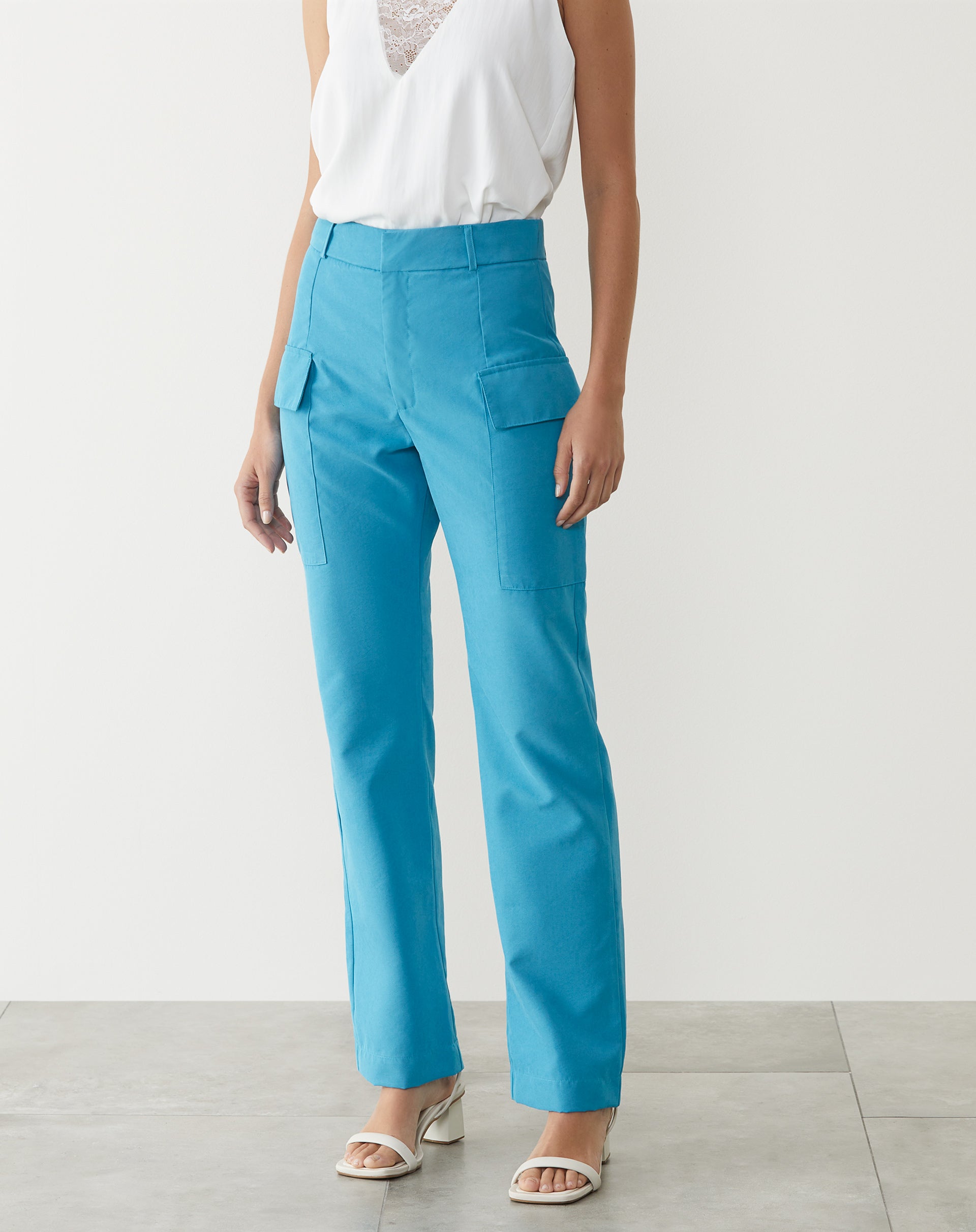 Vista lateral da calça azul claro mostrando o ajuste reto.