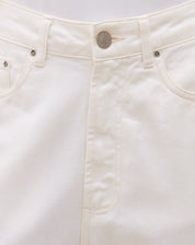 Detalhe do cós alto e fechamento com botão da calça.