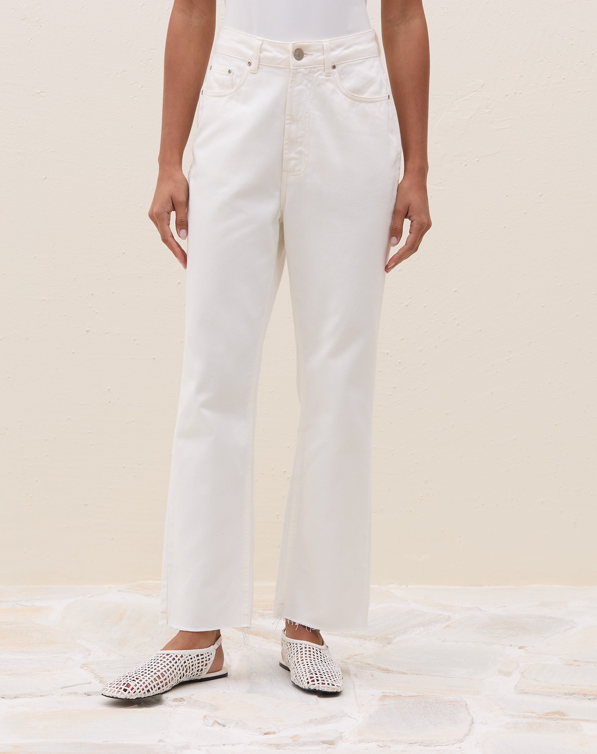 Vista traseira da calça reta cropped de sarja off-white.