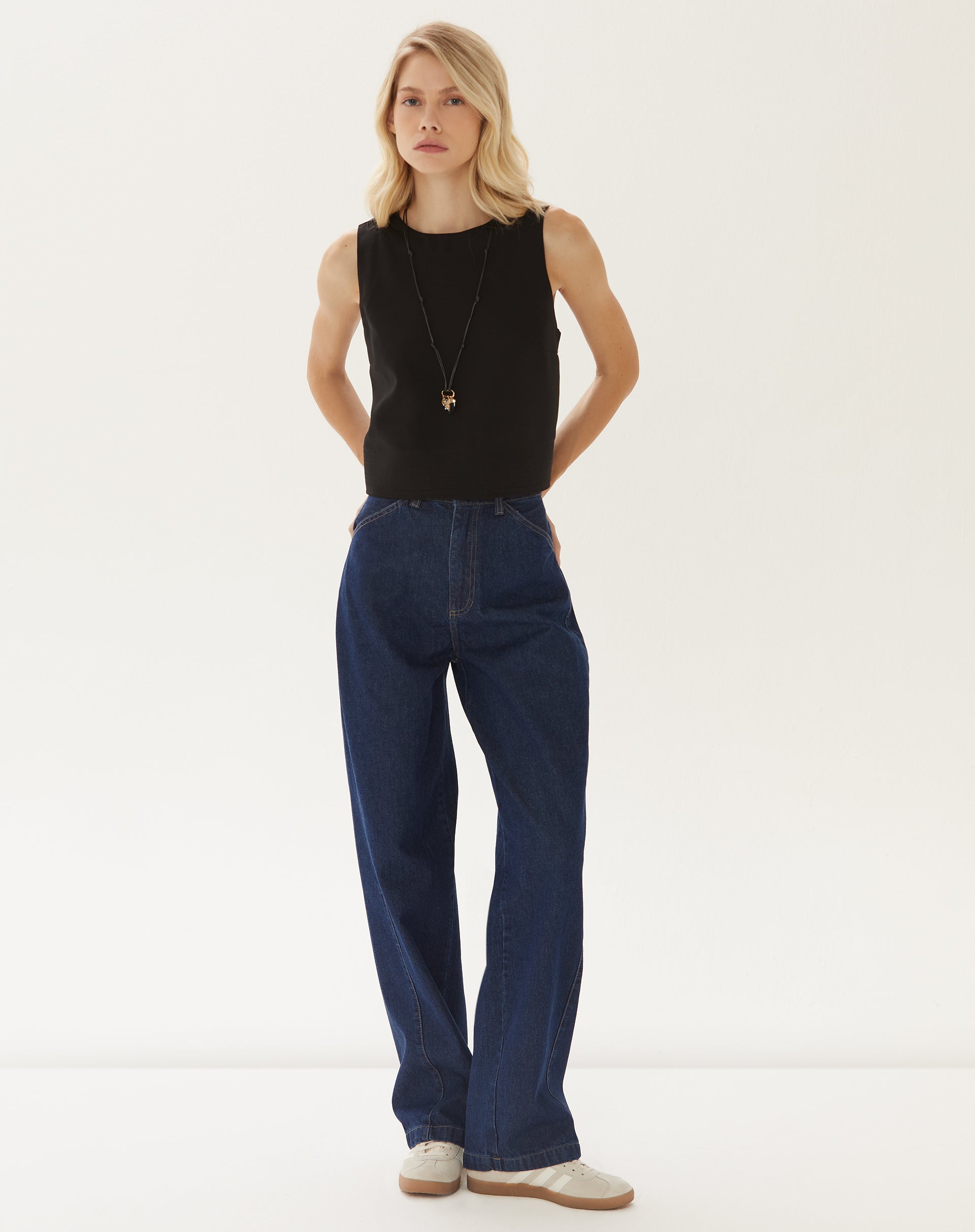 Vista frontal do top cropped preto em modelo.