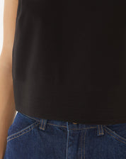 Detalhe da barra do top cropped preto.