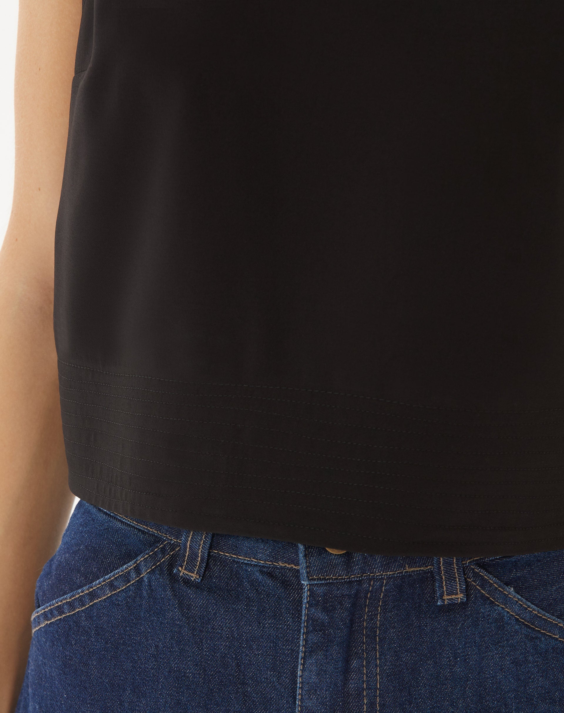 Detalhe da barra do top cropped preto.