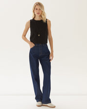 Vista completa do top cropped preto em fundo branco.