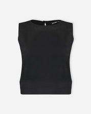 Detalhe do tecido do top cropped preto.