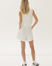 Modelo mostrando a parte traseira do shorts de alfaiataria off-white.