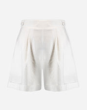 Imagem do shorts de alfaiataria off-white com barra dobrada, vista frontal.