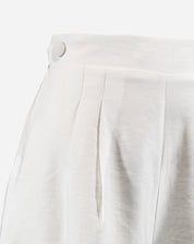 Detalhe da barra dobrada e acabamento do shorts de alfaiataria.