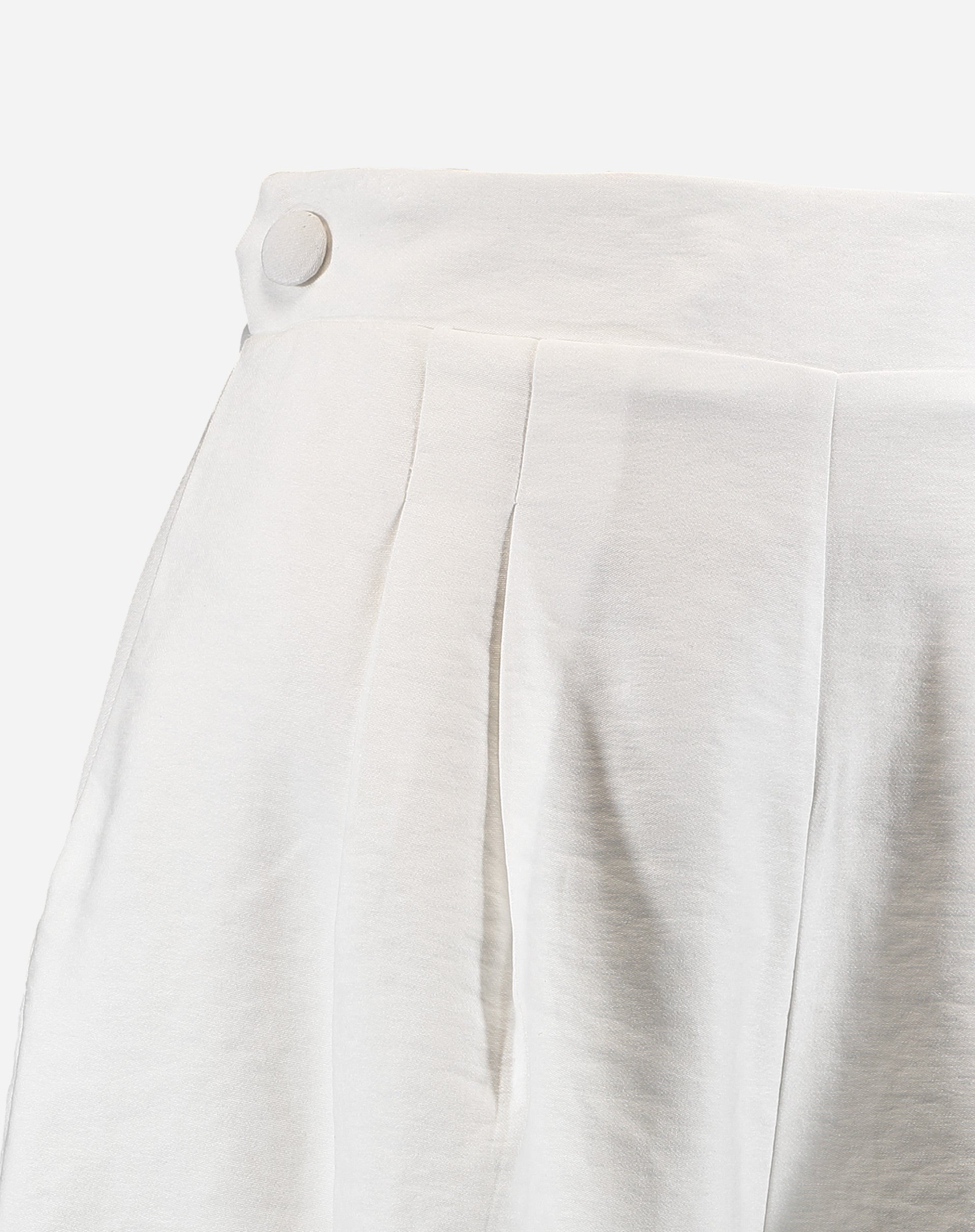 Detalhe da barra dobrada e acabamento do shorts de alfaiataria.