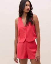 Imagem de um colete de alfaiataria vermelho com decote em V, visto de frente.