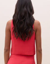 Imagem da parte traseira do colete de alfaiataria vermelho.