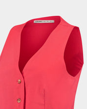 Imagem de um detalhe do colete de alfaiataria vermelho mostrando o decote em V.