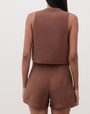 Vista traseira do colete de alfaiataria marrom.