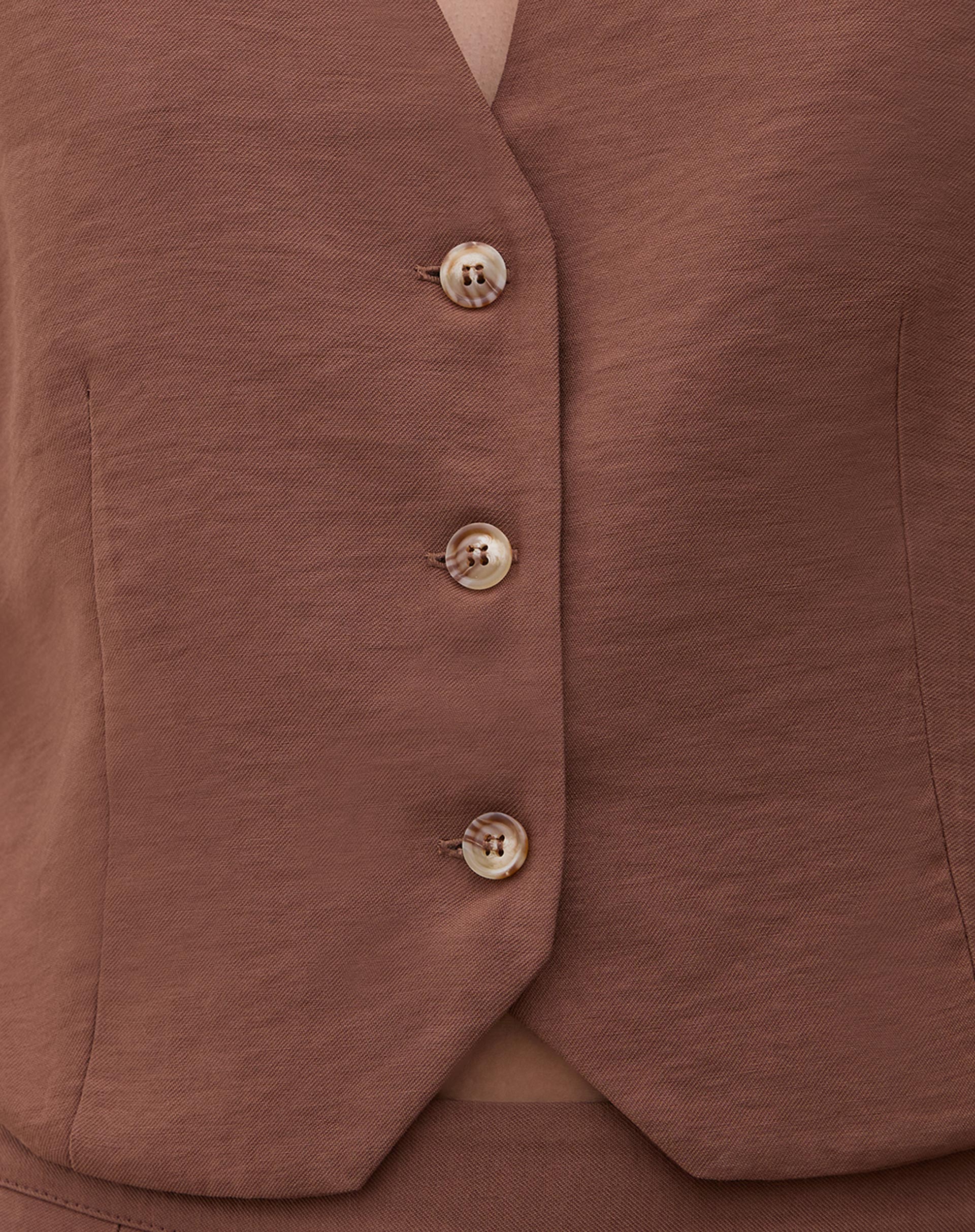 Detalhe do tecido e botões do colete de alfaiataria marrom.