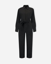 Close-up do macacão preto destacando o zíper e a gola de camisa.