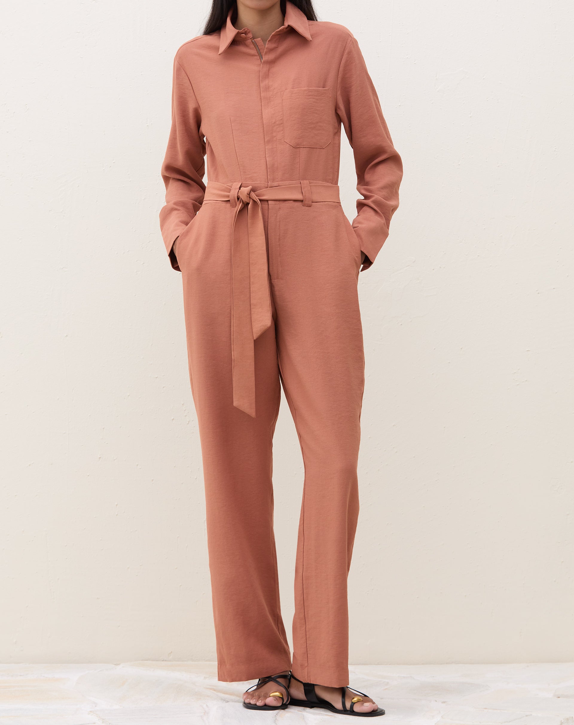 Macacão caramelo com amarração na cintura, vista frontal.