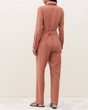 Vista traseira do macacão caramelo com mangas longas.