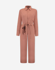 Imagem completa do macacão caramelo com amarração na cintura.